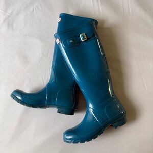Hunter Women's Original Tall Gloss rain boots in blue